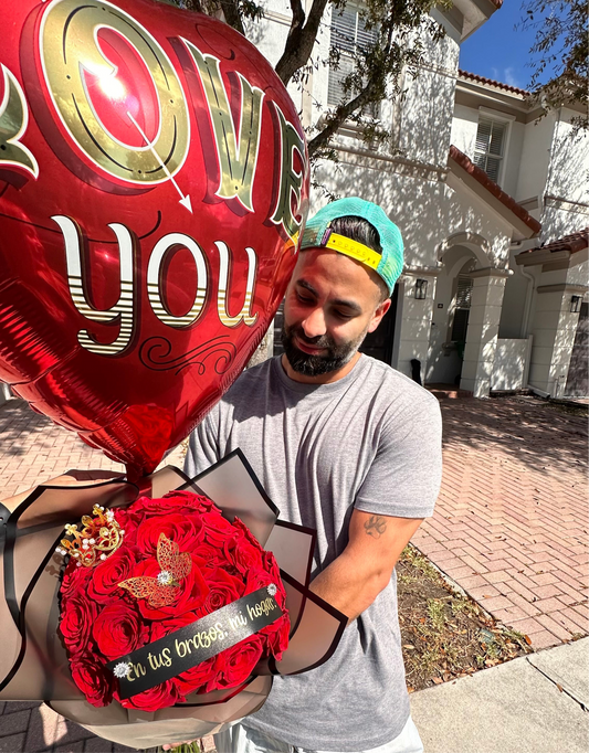“Luxury Buchón  25 Freedom Roses & Giant Balloon